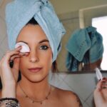 io con il turbante e il dischetto di cotone consulenza di immagine consulente di immagine armocromia body shape skincare guardaroba